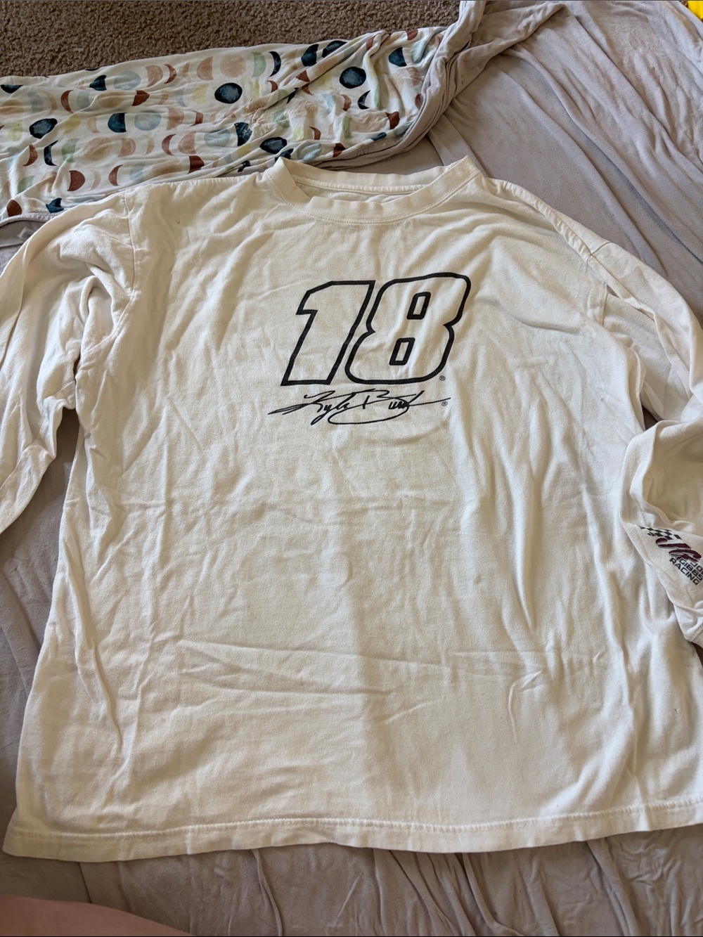 B64 Y2K Men’s XL (faded tag) “18 Kyle Busch” Joe Gibbs Racing LS Tee
